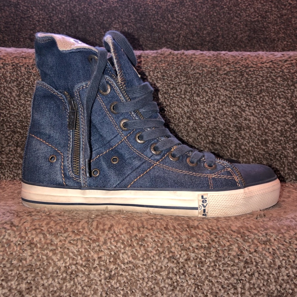 Men’s Levi’s denim shoes